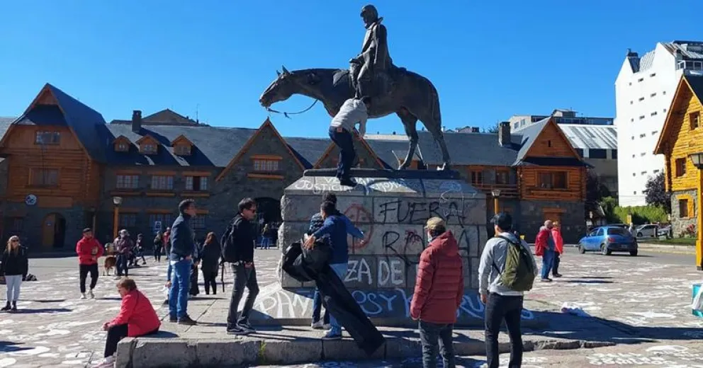 Turistas limpiaron la estatua de Roca