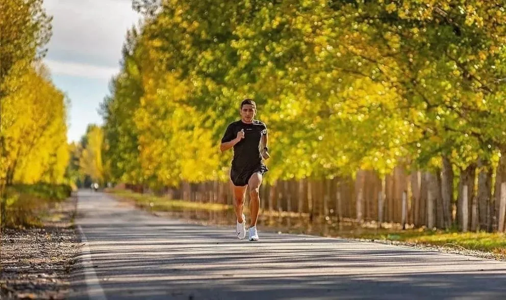 Atleta roquense quiere unir su ciudad y Bariloche en una travesía solidaria
