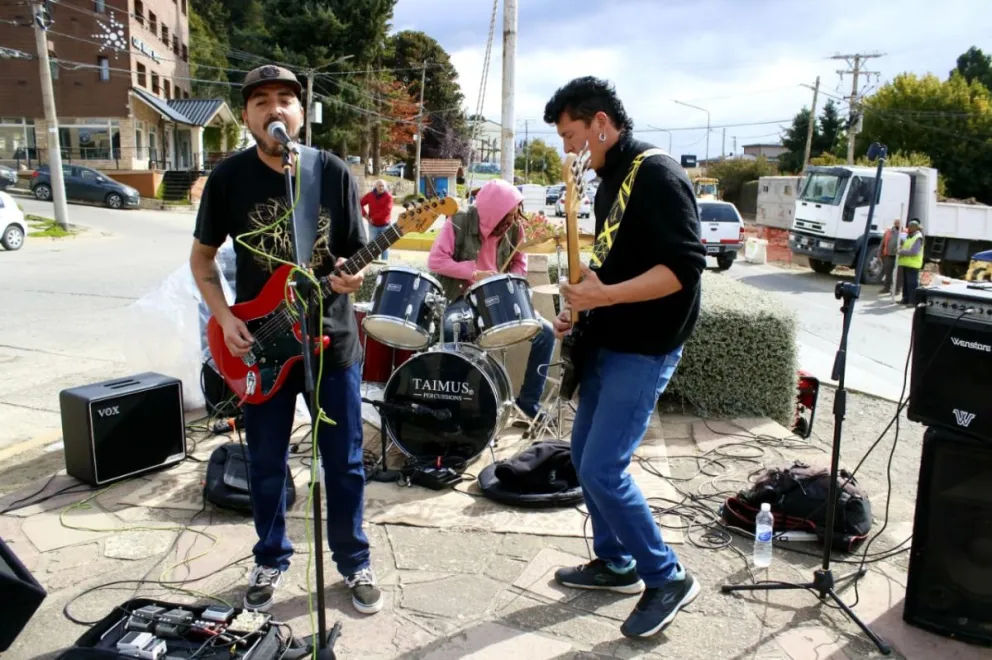 “Una ‘trompada’ al sistema opresivo”: músicos tocaron para salvaguardar el símbolo de la piña a Astiz