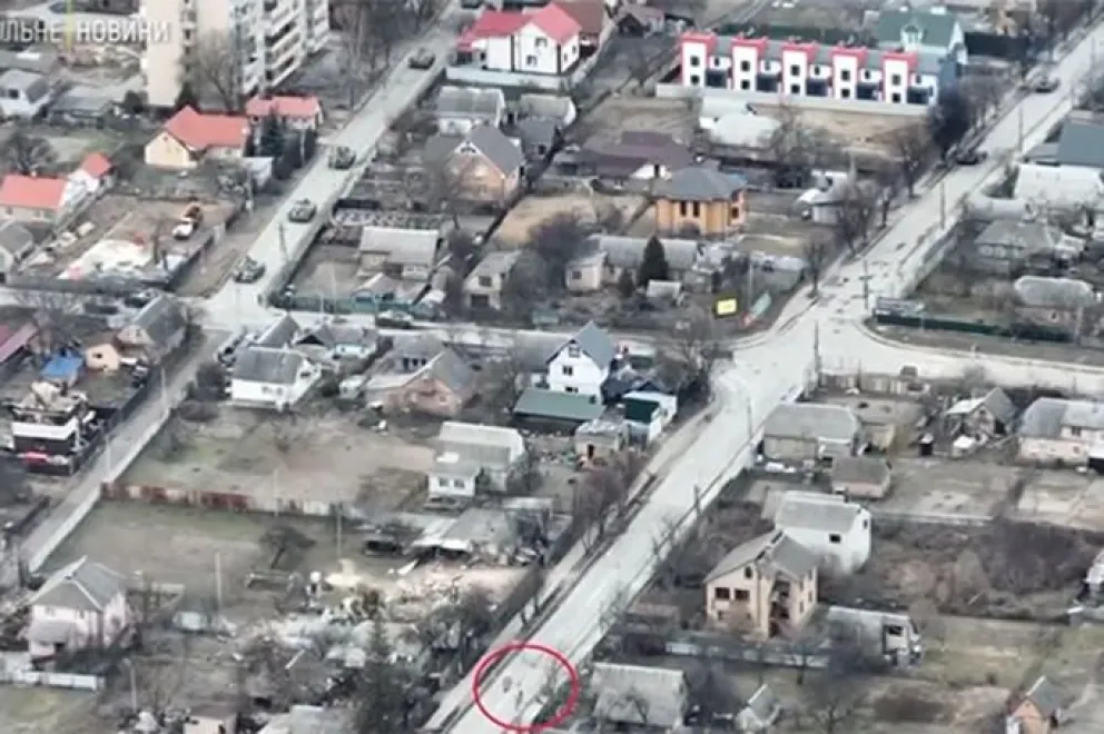Crímenes de guerra: Un video muestra cómo un tanque ruso ejecuta a un ciclista ucraniano