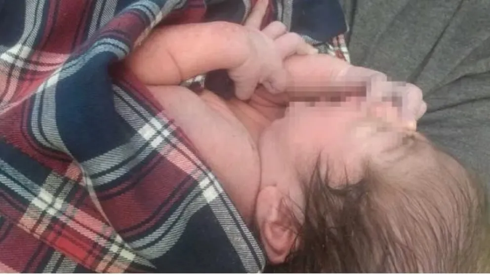 Conmoción: encontraron a una bebé abandonada en una bolsa de basura 