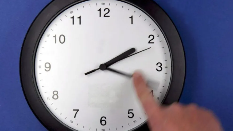 Proponen retrasar los relojes una hora en todo el país