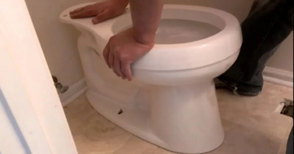 Pidieron una habitación en un hotel alojamiento y se llevaron hasta el inodoro