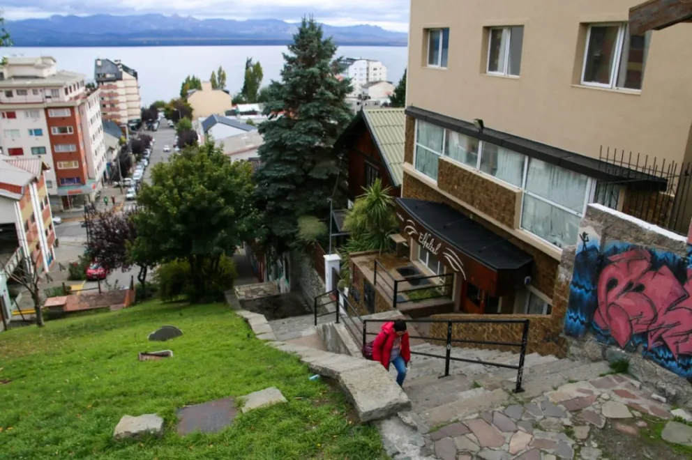 Anuncian que iluminarán y arreglarán las escaleras céntricas