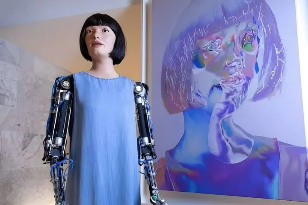 Esta es Ai-Da, la primera robot con inteligencia artificial artista