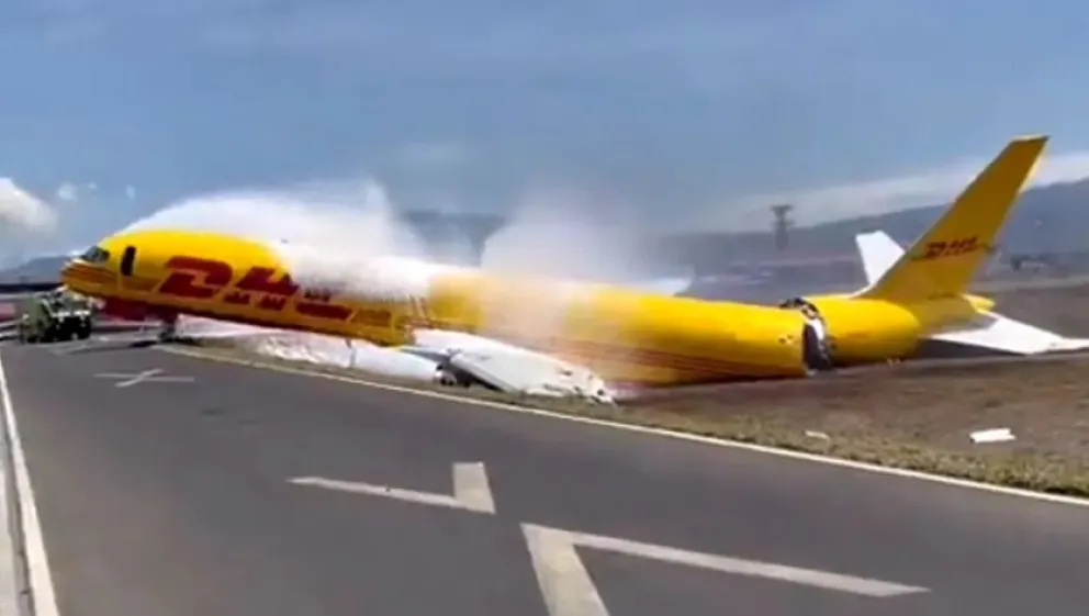Impactante video: un avión carguero se partió en dos tras despistarse durante el aterrizaje