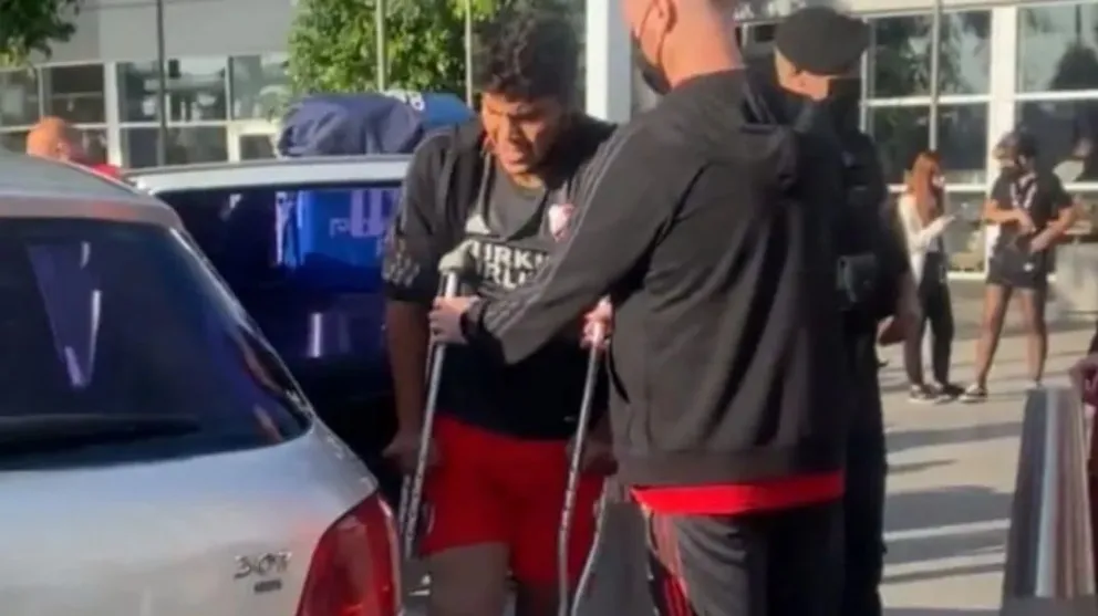 Robert Rojas llegó en muletas junto al plantel de River