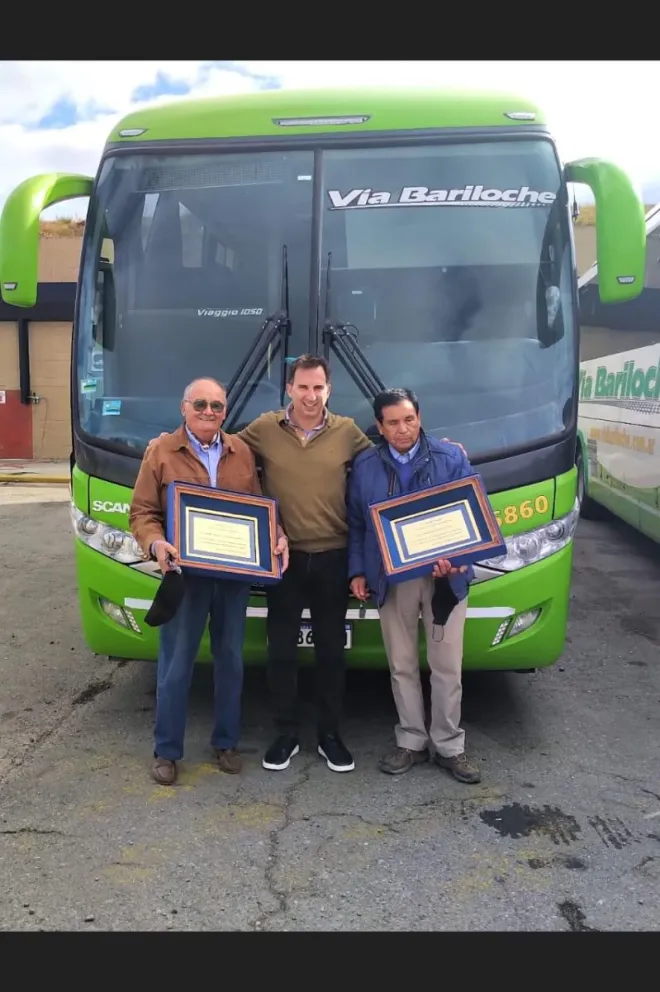 Dos choferes de Vía Bariloche fueron reconocidos por su trayectoria en la empresa