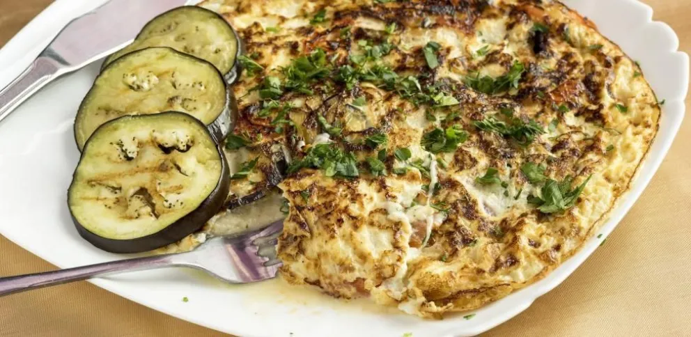 Paso a paso para cocinar una tortilla de berenjenas y queso, ¡riquísima!