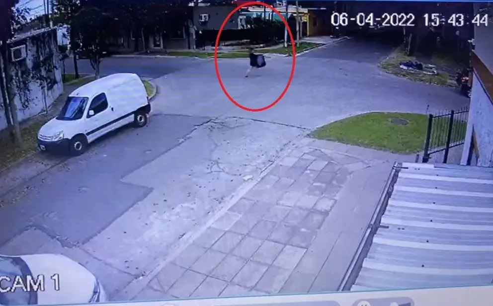Video: El momento en el que una mujer arroja a una beba recién nacida a la basura