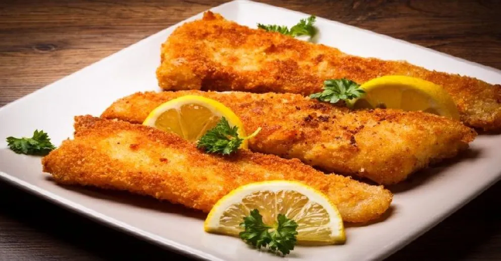 Milanesas de merluza: el truco para que queden crocantes por fuera y en sólo 15 minutos