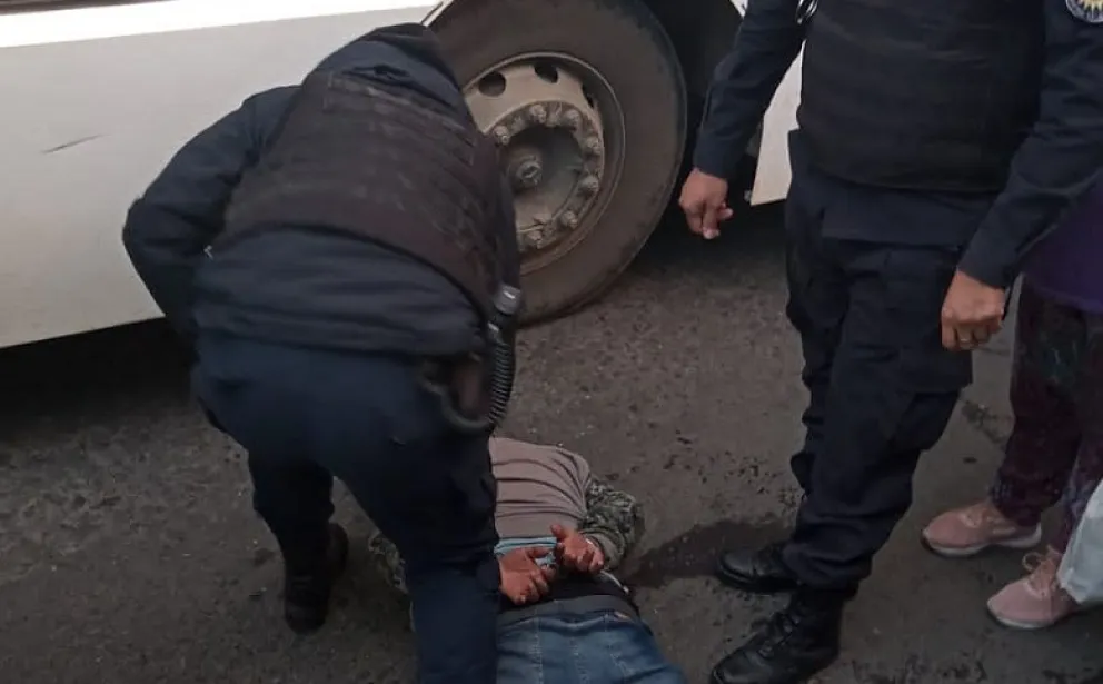 ¿Qué denunció la pareja del hombre que fue detenido por agredir al colectivero?