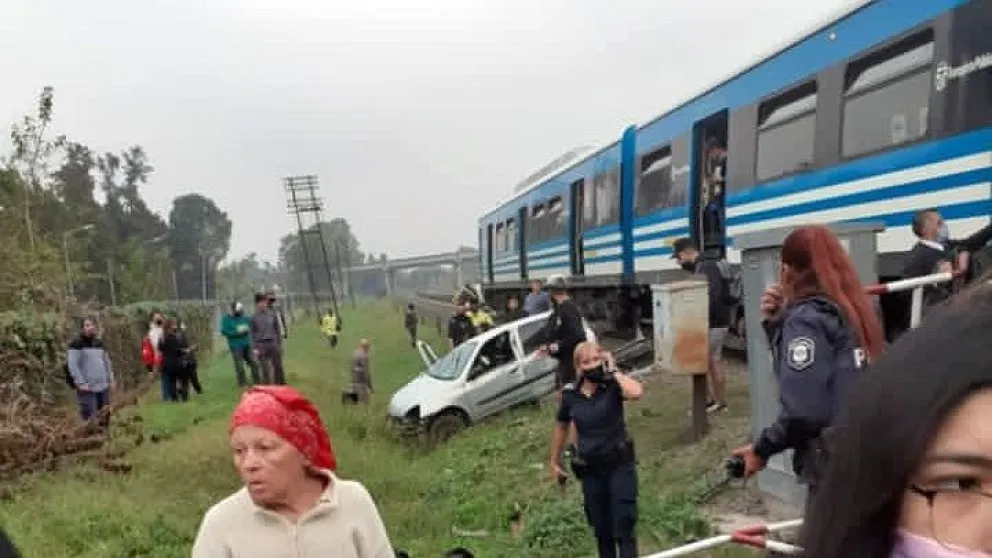 Video: un auto fue embestido por un tren y la familia se salvó de milagro