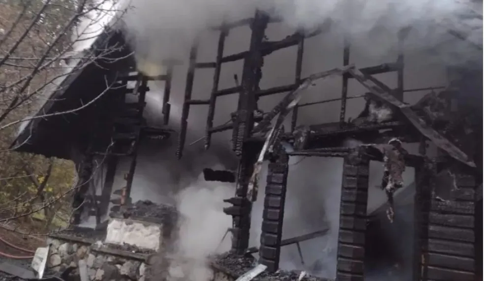 Un incendio de dimensiones afectó a dos viviendas