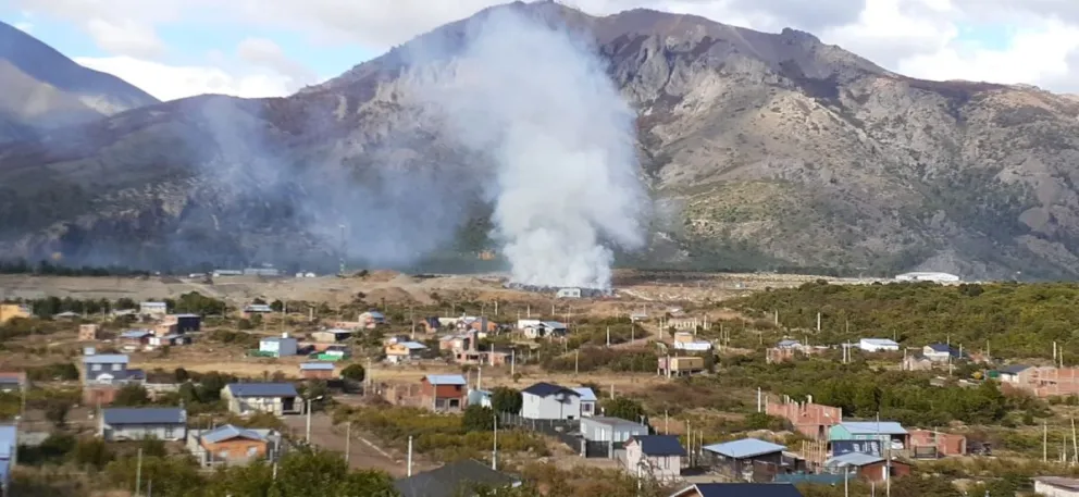 Quejas de los vecinos por humo en el vertedero municipal