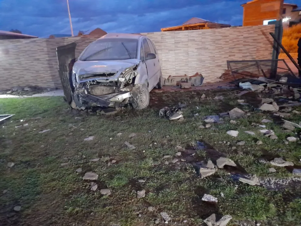 Atravesó el paredón de una casa con su auto, hizo volar el portón y terminó dentro del patio