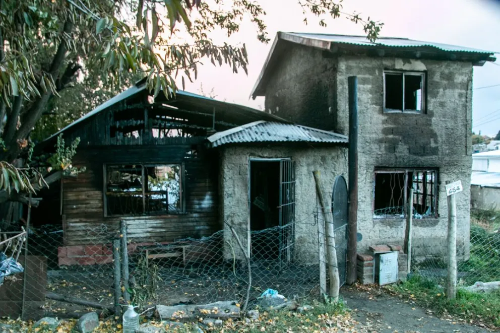 El fuego consumió la casa que se incendió en calle Mascardi y tuvo pérdidas totales