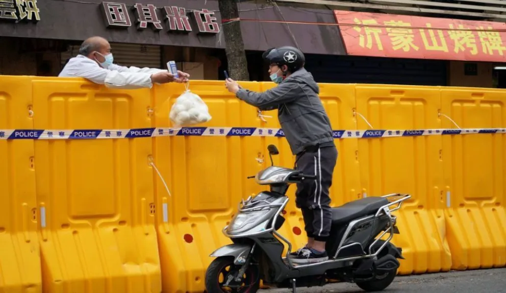 China: 25 millones de personas siguen confinadas y el Gobierno no garantiza la entrega de alimentos