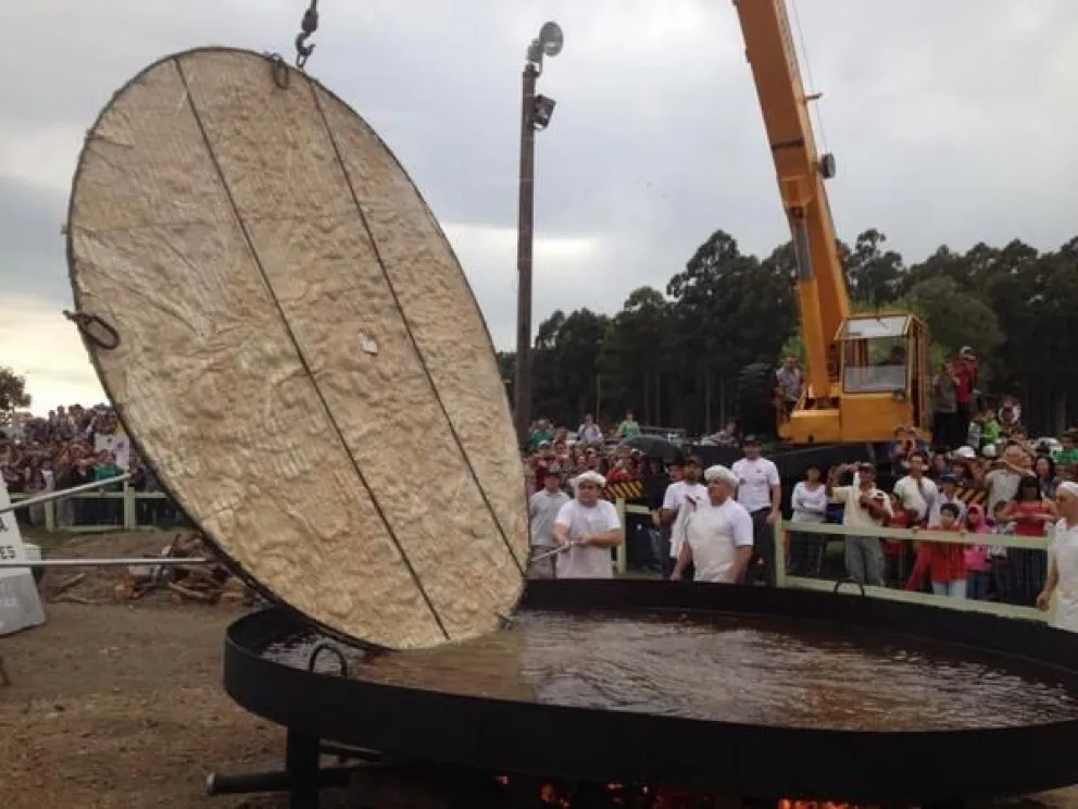 La torta frita más grande del mundo es argentina