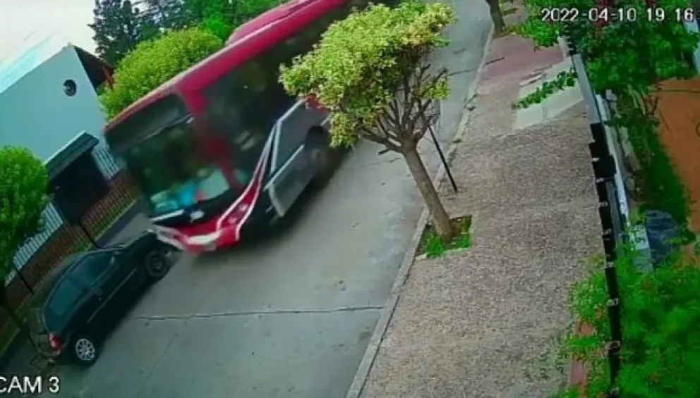 Insólito: un nene de 12 años robó un colectivo, manejó 30 cuadras y chocó varios autos