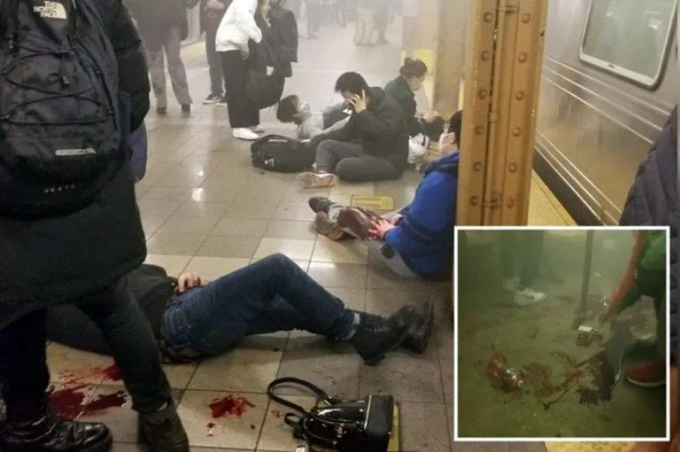 Conmoción en New York: tiroteo a quemarropa y explosivos en un subte deja varios heridos