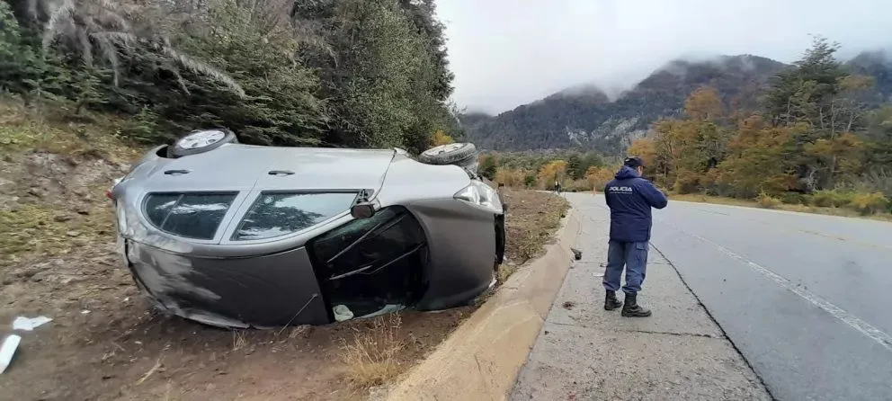 Susto en la Ruta de los Siete Lagos por aparatoso vuelco de turistas