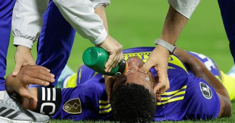Video: Frank Fabra recibió una patada brutal en la cara