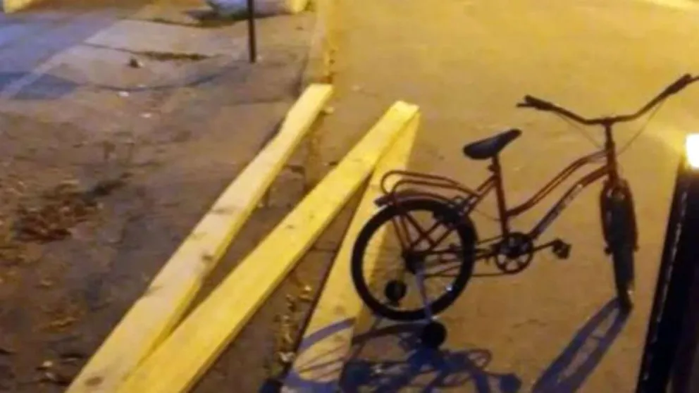 Robó una bicicleta y maderas y le dieron un castigo brutal: terminó en coma