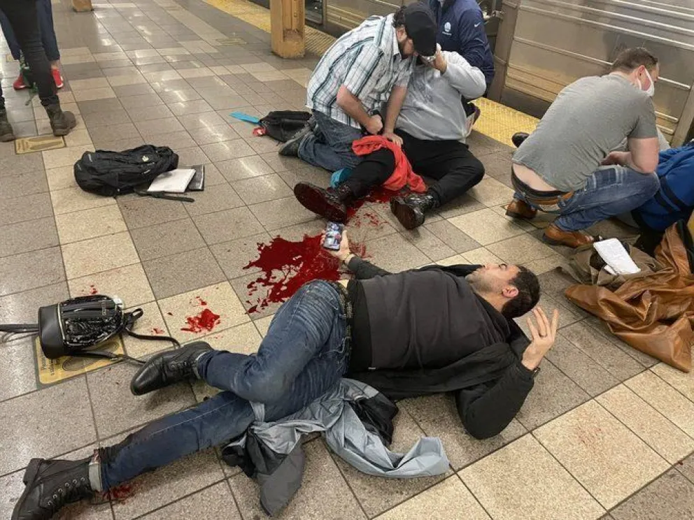 Las imágenes del tiroteo en el metro de Nueva York