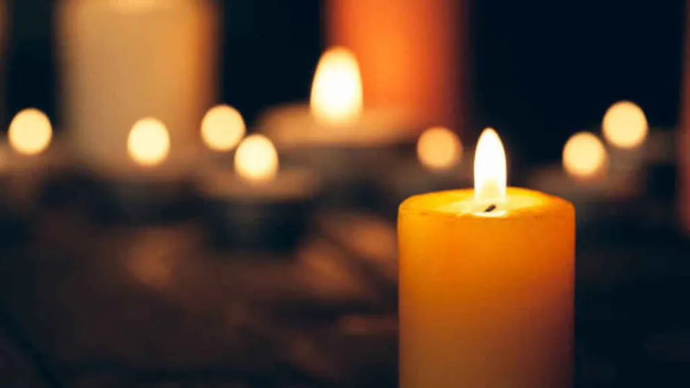 Ni de milagro: le prendieron la vela a un santo, se olvidaron de apagarla y se les quemó la casa