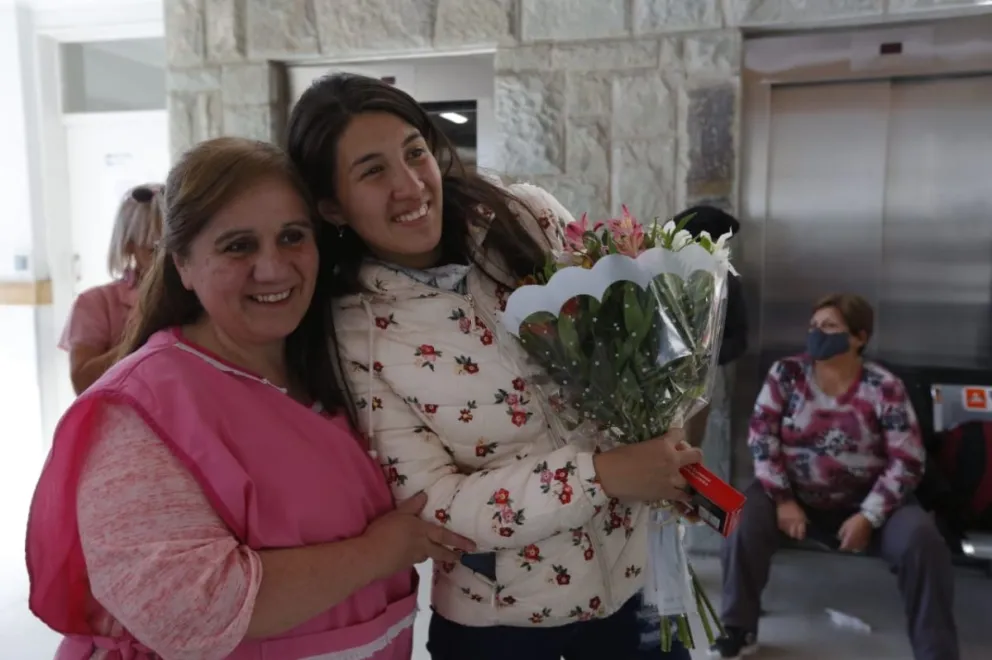 Sele Vera donó un millón de pesos a las Damas de Rosa del Hospital Zonal