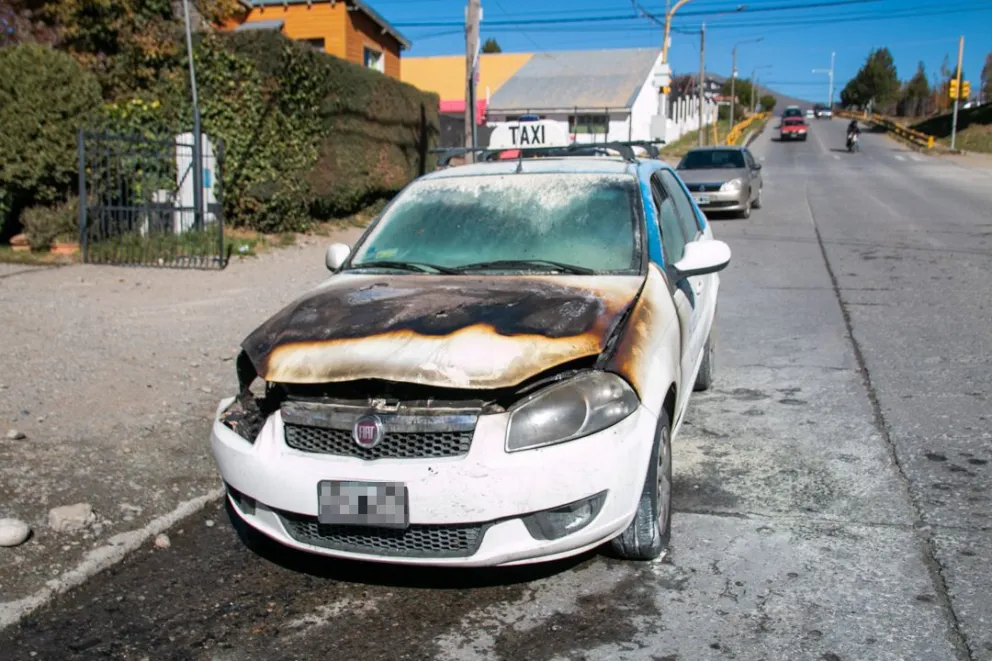 Se prendió fuego un taxi que bajaba por Elordi y se vivieron momentos de angustia 