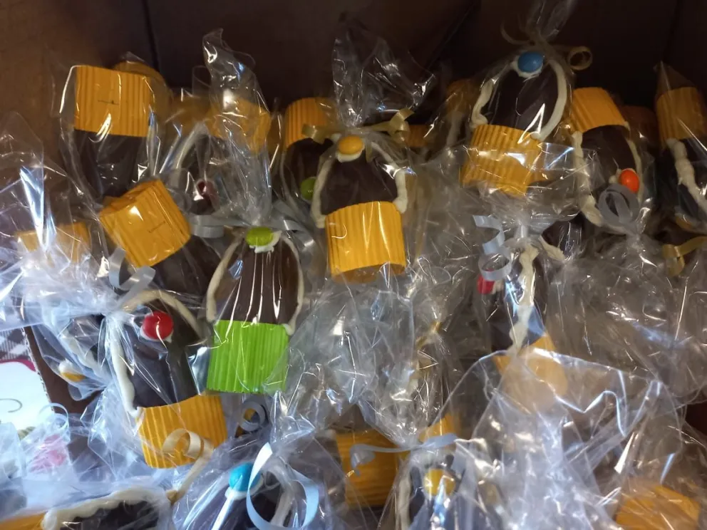 En El Mallín elaboraron 230 huevos de Pascua para los más chiquitos