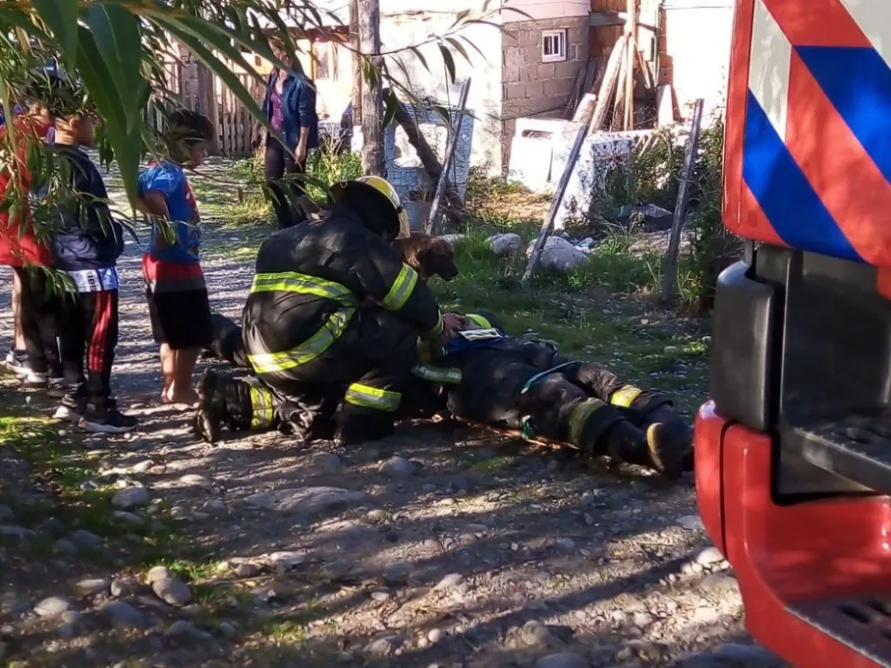 Un bombero resultó accidentado mientras trabajaba en el incendio de una vivienda
