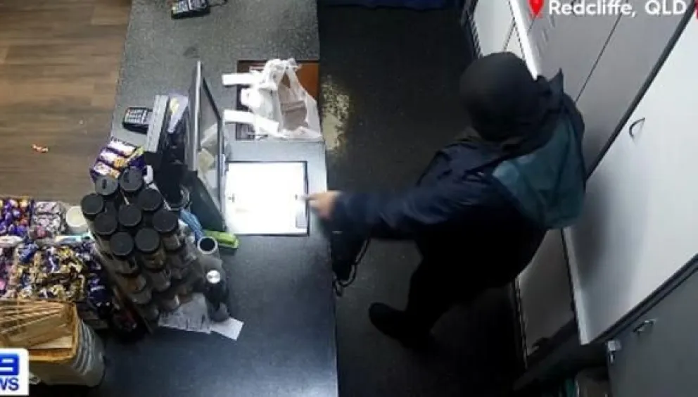 Entró a robar a un comercio y la empleada evitó el asalto tirándole flanes al delincuente 