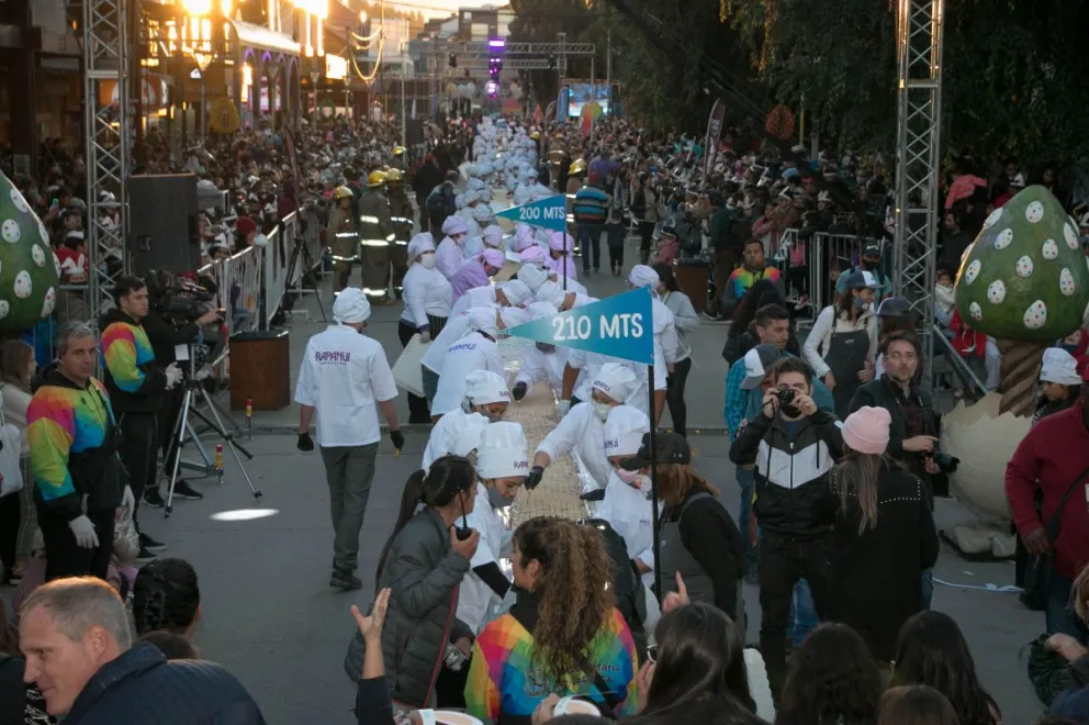 Bariloche, una fiesta: la barra de chocolate más larga del mundo batió el récord de los 210 metros