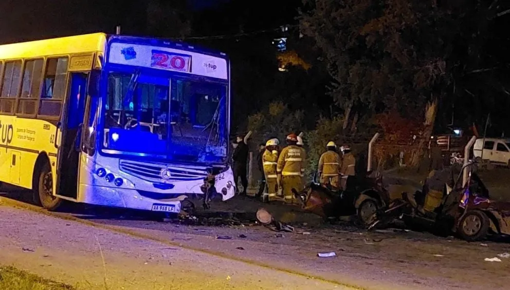 Un muerto tras impactante choque entre un auto y un colectivo de Mi Bus en Bustillo