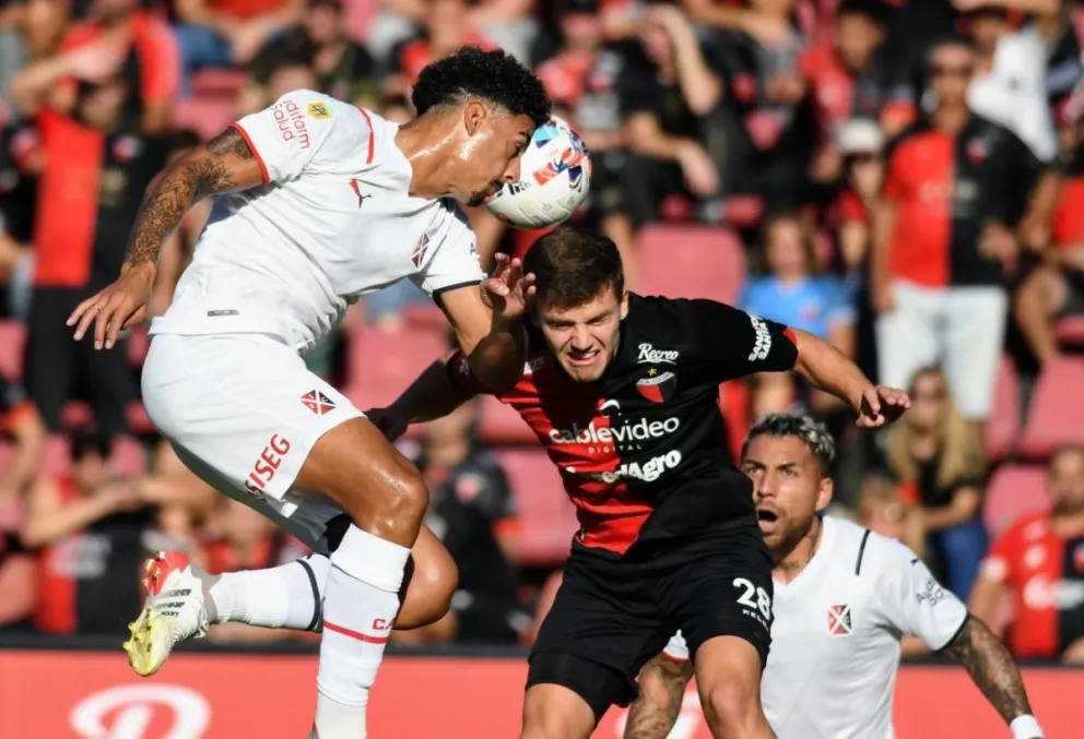 Colón e Independiente empataron 2 a 2 en un choque clave