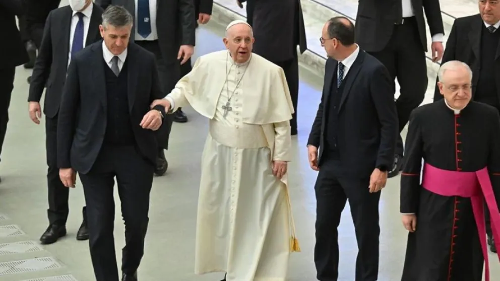 Por un fuerte dolor en la rodilla el Papa Francisco no pudo presidir la misa de la Vigilia Pascual