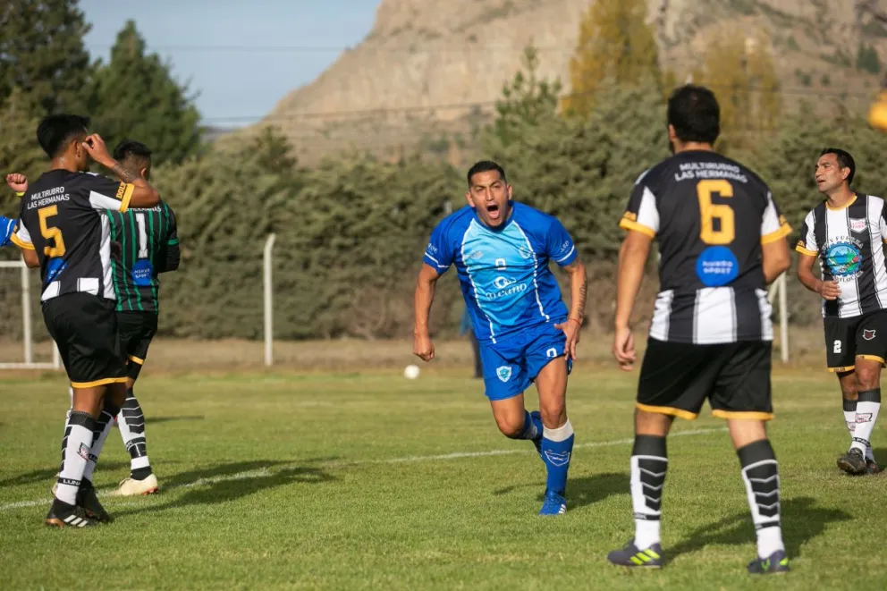 Con varios expulsados, Dina Huapi ganó 3 a 2 y se armaron las semis