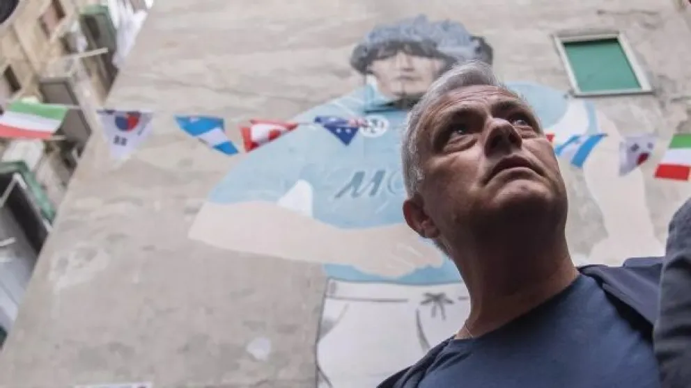 Reviví el momento en el que Mourinho visita el templo de Maradona en Nápoles