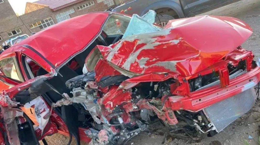 Borracho robó un auto de una concesionaria y lo reventó contra una columna