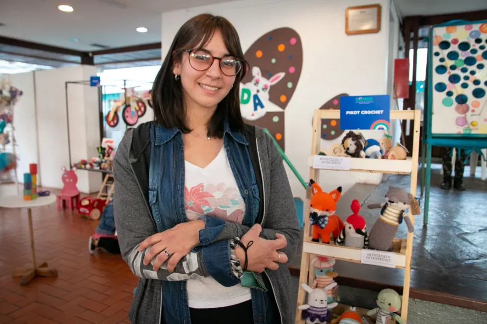 Crítica de Artes y creadora de muñecos artesanales