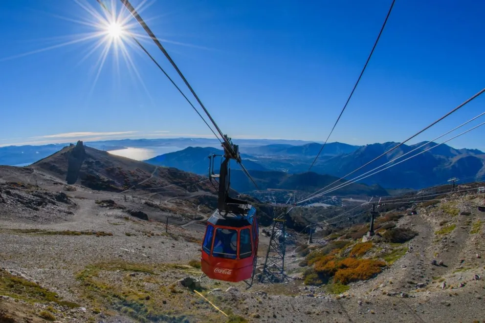 Un hombre que volaba en parapente se precipitó hacia el suelo y tuvo que ser rescatado por la CAX