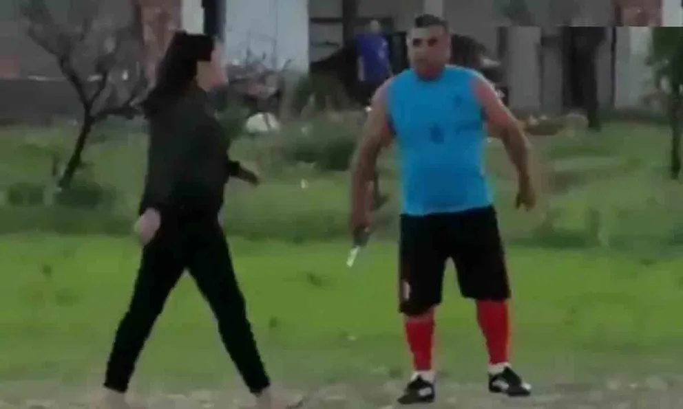 VIDEO: un policía se enojó en un partido de fútbol, sacó su arma y disparó