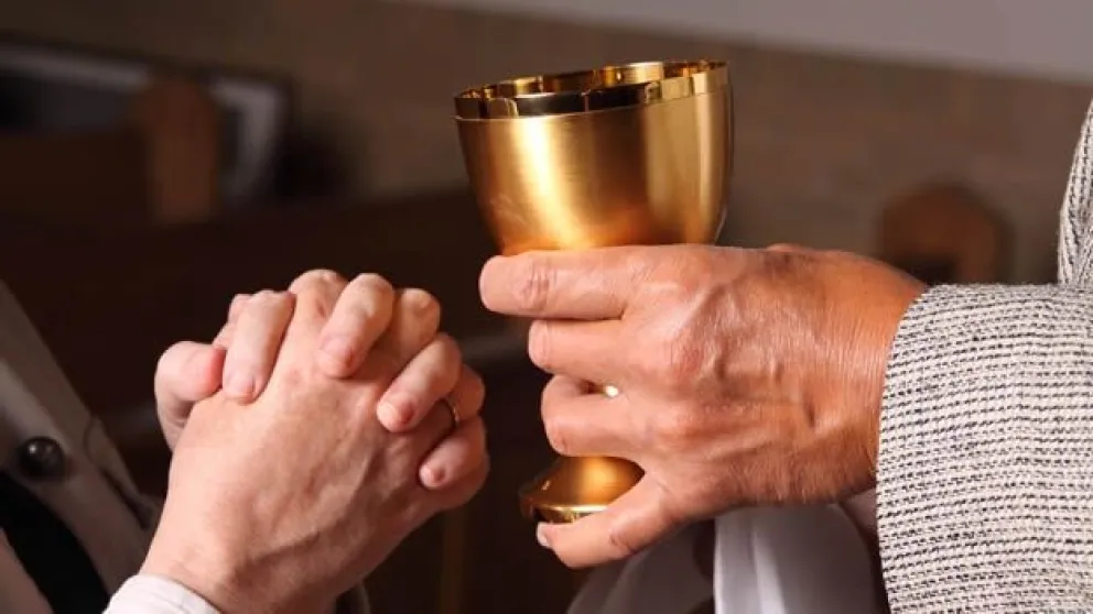Entró borracho y a las patadas a una iglesia: “Traigo un mensaje de Dios”