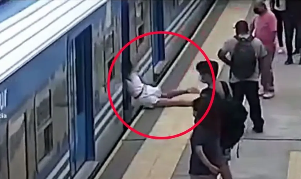 VIDEO: una mujer se desmayó, cayó bajo el tren y se salvó de milagro