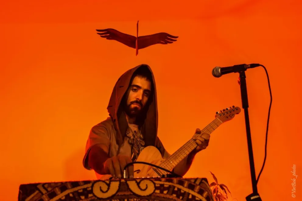 Marian Valle se aproxima a “Lenguas de Babel Vol. 1”