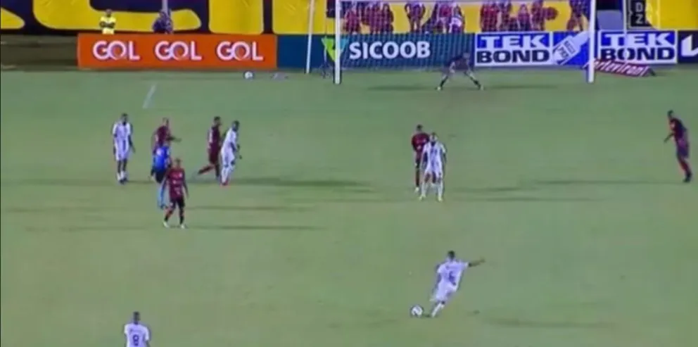 Video: golazo de tiro libre a lo Roberto Carlos en el ascenso brasilero