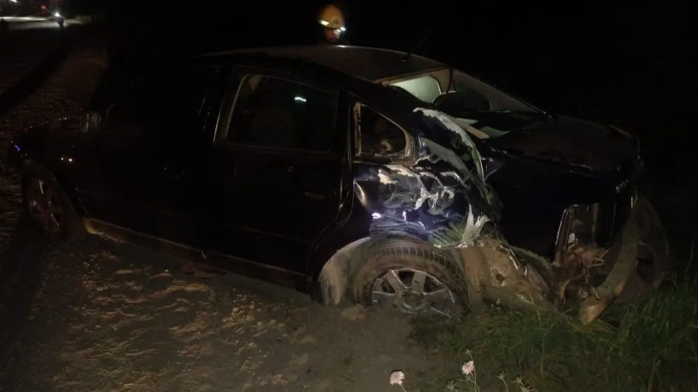 Perdió el control del vehículo y terminó impactando contra una columna de iluminación en la Ruta 40 Sur